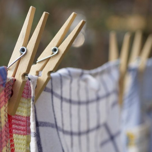 Tineri din Botoșani rămân fără haine furate de hoți