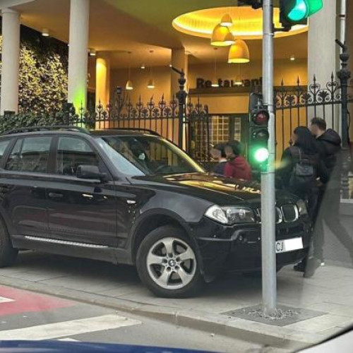Un SUV parcat ilegal stârnește furia localnicilor din Dej