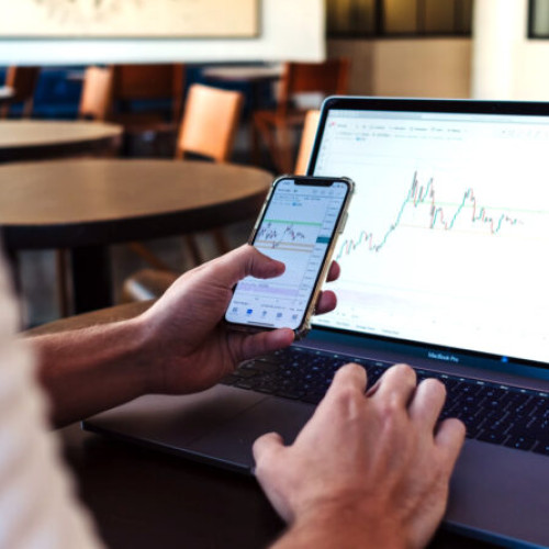 Escroci din Hunedoara, prind un bărbat printr-o aplicație