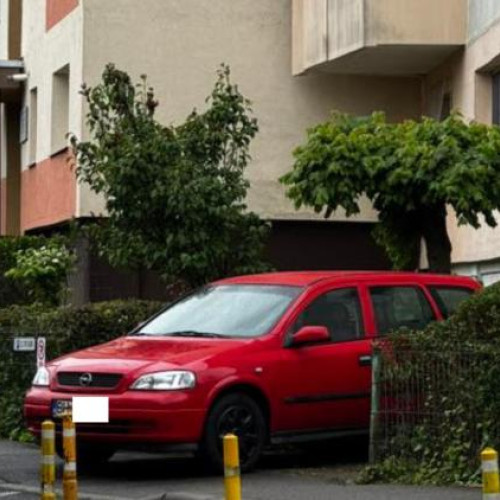 Mașină parcată ilegal îngreunează accesul locatarilor din Cluj