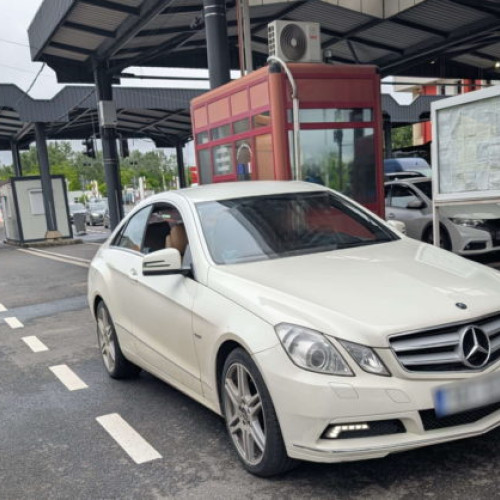 Bărbat prins în timp ce conducea o mașină cu numere provizorii necorespunzătoare