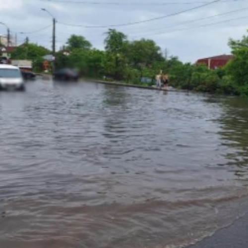 Inundații pe o stradă din Botoșani din cauza ploilor torențiale