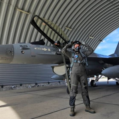 Prima femeie pilot pe F-16 din România vorbește despre cariera în aviație