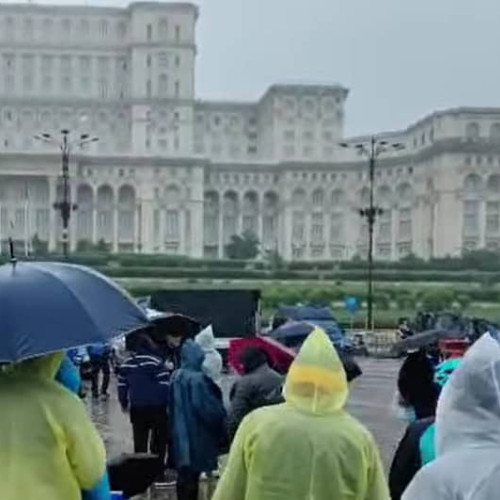 Protest cu participare redusă în fața Parlamentului