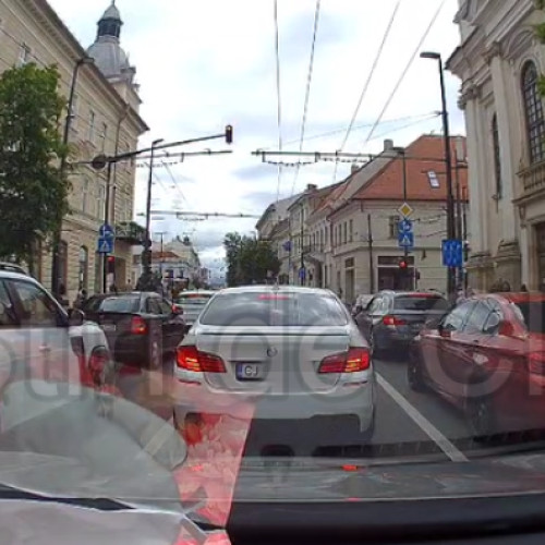 Doi șoferi de BMW au fost surprinși făcând show în centrul Clujului