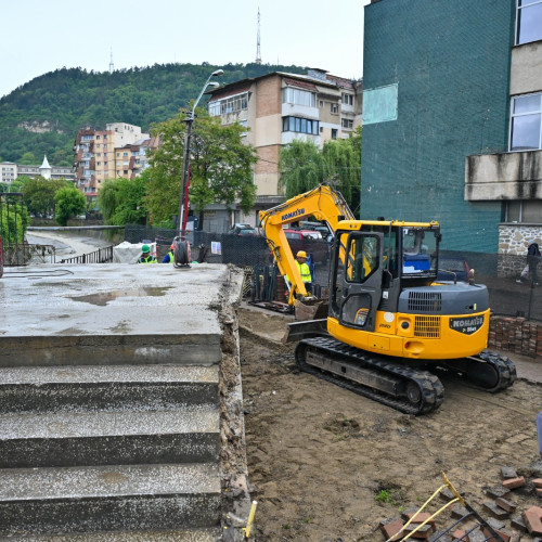 Lucrări de construcție la noua punte peste Cuiejdi, în Piatra Neamț