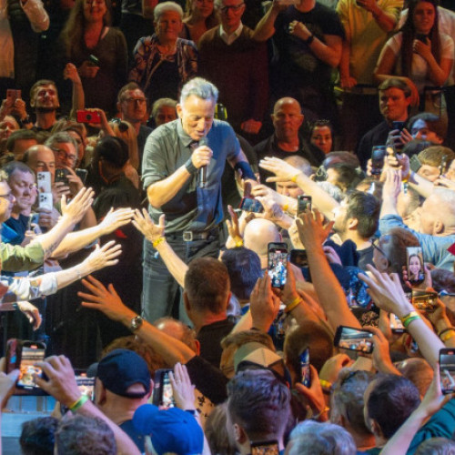 Bruce Springsteen îl critică din nou pe Donald Trump în concert la Paris