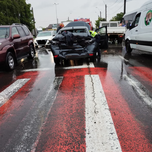 Coliziune între un autobuz și un autoturism în Piatra-Neamț