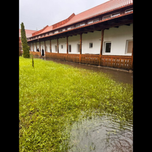 Pompierii din Suceava intervin pentru a limita efectele inundatiilor