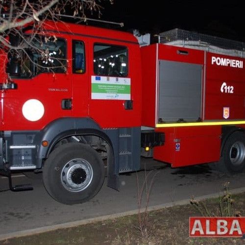 Incendiu în Aiud: Garaj cu acumulatori și un autoturism afectate