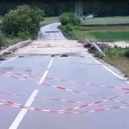 Inundații în Vrancea: Drumuri afectate de precipitații abundente