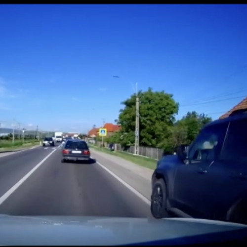 Manevre periculoase pe banda de urgență, surprinse de o cameră de bord