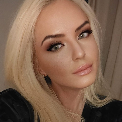 Femeie diagnosticată cu cancer mamar agresiv caută sprijin