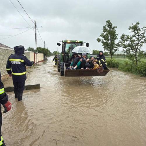 Pompierii intervin în urma inundațiilor din Prisacani