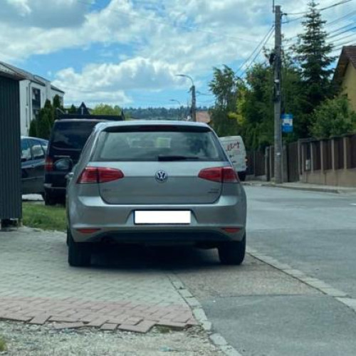 Trei mașini parcate ilegal blochează vizibilitatea într-o intersecție din Cluj