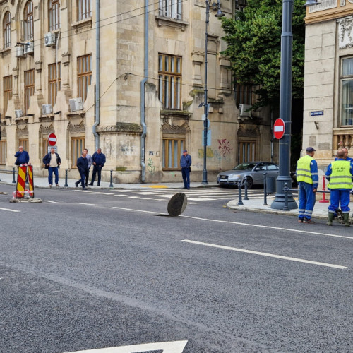 Ghinion pe strada Domnească: Carosabilul nou s-a tasat