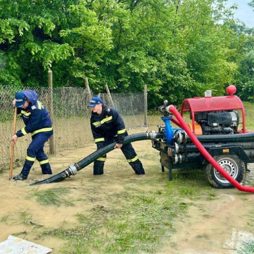 Pompierii din Bacău intervin în localitățile afectate de inundații