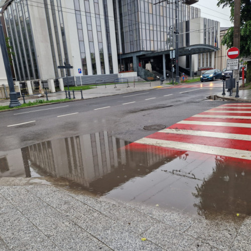 Infrastructura din oraș afectată de acumularea apei pluviale