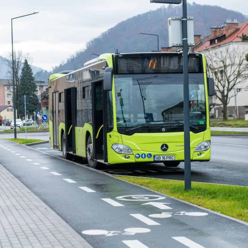 Muzica live în autobuz, de "Vinerea Verde", la Cugir