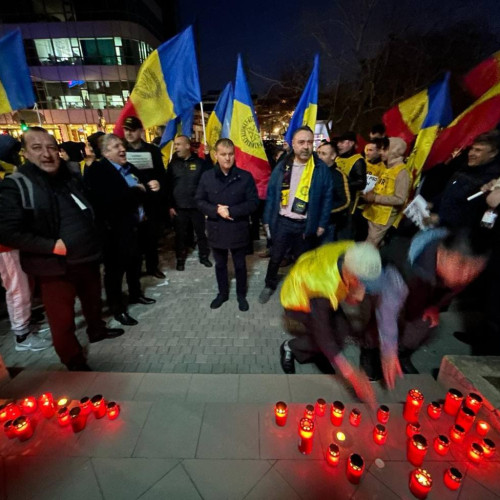Protest al membrilor AUR în fața PSD Dâmbovița cu lumânări aprinse