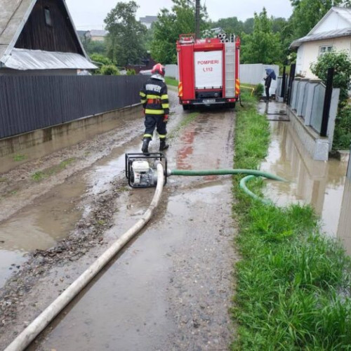 Inundații în județul Suceava: Pompierii intervin pentru evacuarea apei