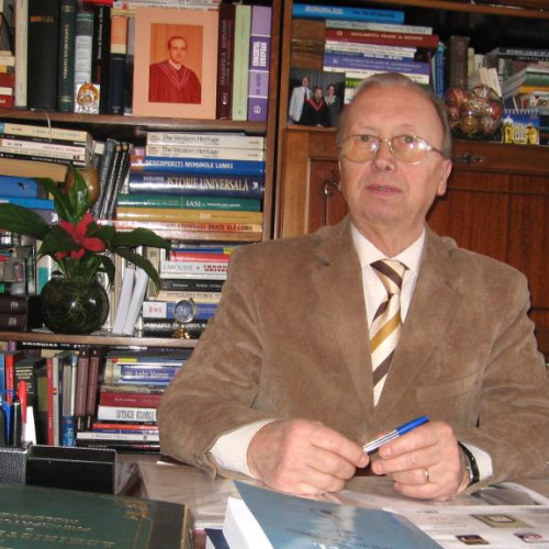 Dumitru Vitcu, ales membru de onoare al Academiei Române