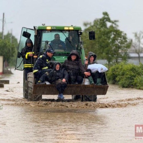 Pompierii intervin pentru evacuarea persoanelor din Prisacani