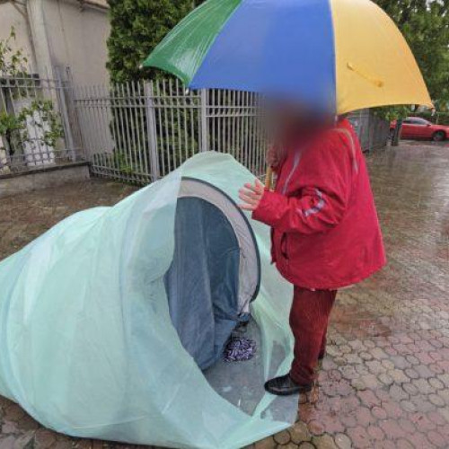 Femeie din Botoșani protestează în fața Tribunalului, acuzând abuzuri judiciare