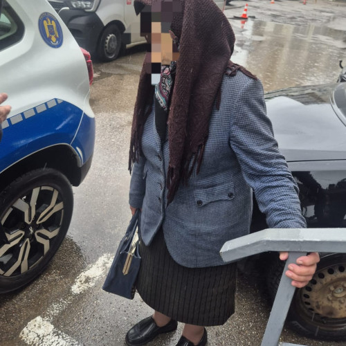 Femeie dezorientată ajutată de polițiști pe străzile din Botoșani
