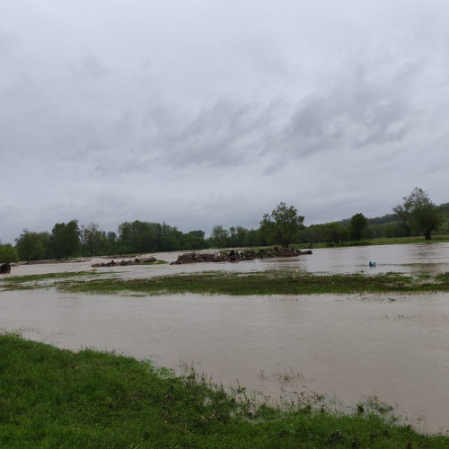 Meteo: Averse torențiale și vijelii în următoarele zile