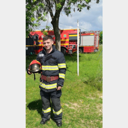 Pompier din Beiuș salvează un câine și previne extinderea unui incendiu