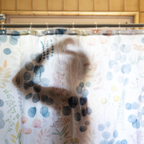 Bruxelles-ul va cere țările UE să reducă consumul de apă cu cel puțin 10% până în 2030, relatează digi24.ro, în condițiile în care blocul comunitar se confruntă cu secete tot mai lungi și răspândite. Potrivit publicației Financial Times, planul, care urmează să fie prezentat în luna următoare, reprezintă prima inițiativă oficială a Comisiei Europene de a stabili un obiectiv clar pentru eficiența utilizării apei. Gândul se îndreaptă spre reducerea riscului de scădere a rezervelor de apă subterană, o problemă tot mai îngrijorătoare pentru Uniune.