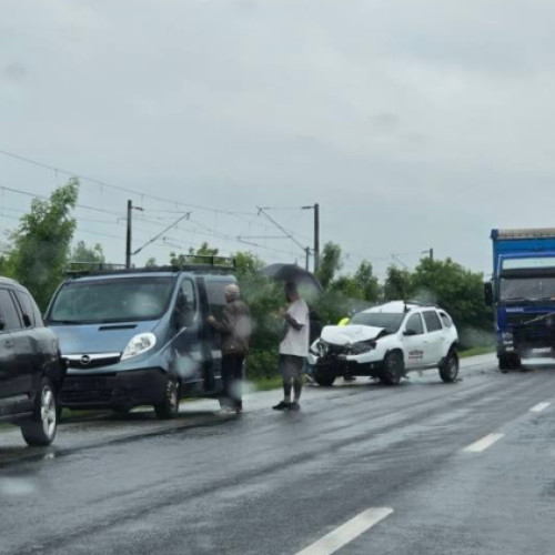 Accident cu trei vehicule la intrarea în Dej, traficul se desfășoară cu dificultate pe DN1C