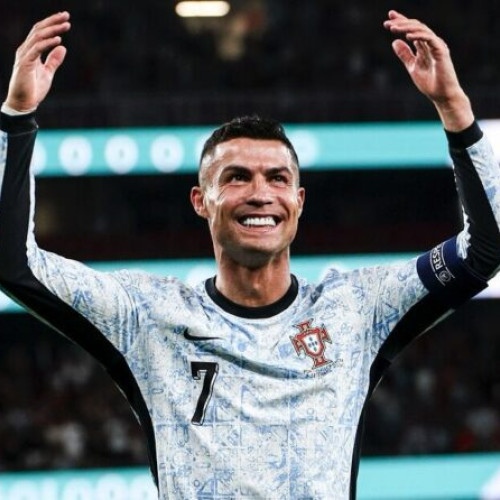 Arabia Saudită încearcă să-l convingă pe Cristiano Ronaldo să rămână în regiune, însă negocierile sunt considerate „dificile”, potrivit unei surse apropiate tratativelor. Potrivit newsbucuresti.ro, se evocă în special posibilitatea ca starul portughez, în vârstă de 40 de ani, să continue la Al Hilal, club care va participa luna viitoare la Mondialul cluburilor.