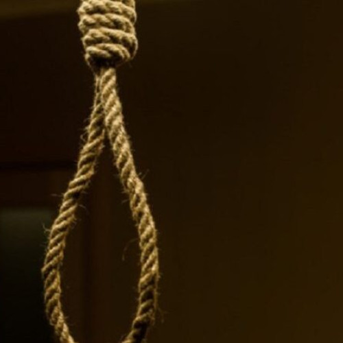 Un bărbat de 41 de ani, din Deva, a fost adus în stare gravă la spital după ce s-a spânzurat în sediul Poliției Municipiului Deva. Potrivit mesagerulhunedorean.ro, incidentul s-a produs rapid după ce omul a fost dus la poliție, în urma unui incendiu izbucnit la o baracă din apropierea Cimitirului Eroilor din oraș.