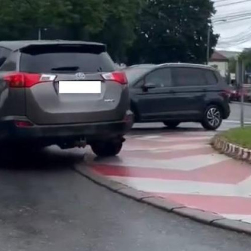 Un incident ironic s-a petrecut astăzi în Piața 1 Mai din Cluj-Napoca. Potrivit stiridecluj.ro, un șofer a intrat în sensul giratoriu pe contrasens, făcând turul în sens britanic, ca și cum s-ar afla într-o vacanță în Londra, nu în Cluj-Napoca.