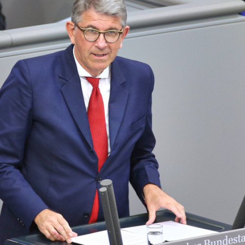 Germania plănuiește să introducă o taxă de 10% asupra platformelor digitale majore, în special asupra companiilor americane precum Google și Meta, anunță Digi24. Potrivit ministrului culturii, Wolfram Weimer, proiectul de lege vizează în special marile platforme digitale care utilizează conținut media.