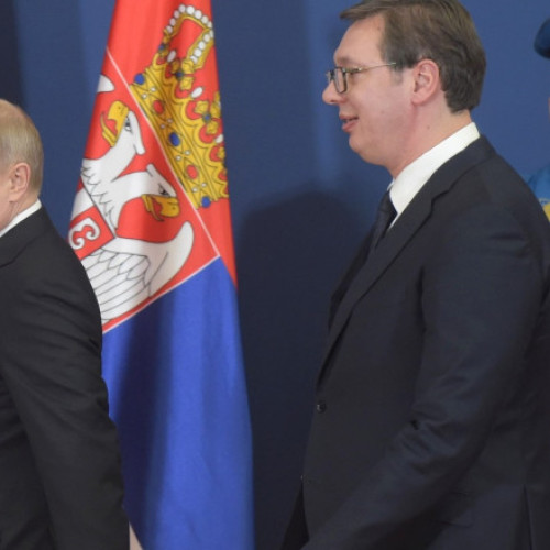 Serbia a furnizat Ucrainei sute de mii de proiectile, în ciuda relațiilor apropiate cu Rusia, relatează digi24.ro. Potrivit Serviciului de Informații Externe rus (SVR), aceste operațiuni s-au desfășurat prin intermediul unor state membre ale NATO, utilizând scheme cu certificate false și țări intermediare, precum Polonia, Bulgaria și Republica Cehă. Recent, aceste livrări au fost extinse către țări africane, explică serviciul rus de spionaj.