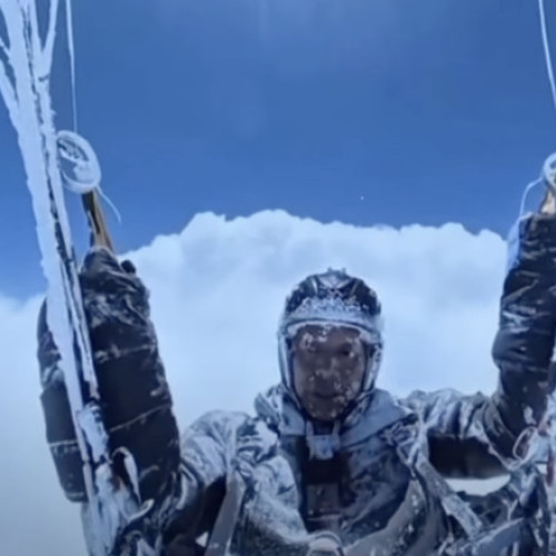 Parapantist chinez, supraviețuitor după o călătorie extremă la peste 8.500 de metri înălțime