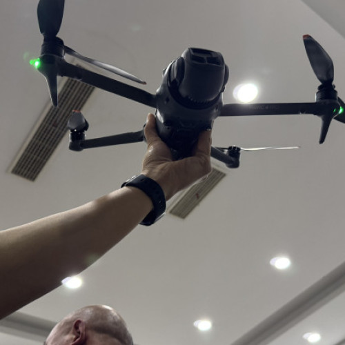 Beijingul a oprit livrările de drone către Ucraina și alte țări europene, continuând în același timp livrările către Rusia, potrivit Bloomberg. Presedintele Ucrainei, Volodimir Zelenski, citează această informație și menționează că &quot;Mavic-ul chinezesc este deschis pentru rusi, dar este închis pentru ucraineni&quot;. El a declarat că există linii de producție pe teritoriul Rusiei, unde sunt prezenți reprezentanți chinezi, noteaza digi24.ro.