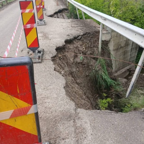 Porțiuni din drumul național 24C se surpă din cauza ploilor frecvente