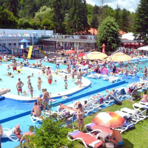 Ceremonia de redeschidere a complexului cu apă termală din stațiunea Geoagiu-Băi are loc astăzi, organizează Magistrul Hunedorean. Potrivit site-ului mesagerulhunedorean.ro, evenimentul așteaptă vizitatori cu o intrare gratuită din partea casei, în semn de ospitalitate. La eveniment va fi dat startul noului sezon estival, iar turiștii se vor putea bucura de frumoasa locație, considerată simbolul județului.