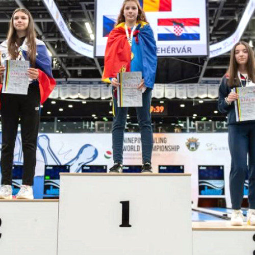 Adelina Maria Sandulache, o tânără sportivă din Hunedoara, scrie istorie în sportul hunedorean, potrivit mesagerulhunedorean.ro. La numai 14 ani, ea a câștigat două medalii de aur la Campionatul Mondial U19 și U15 din Ungaria și a stabilit un record mondial la proba de popice.