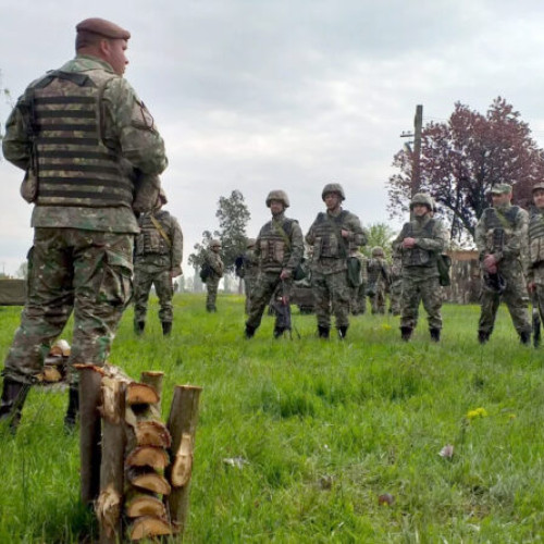 Mii de rezerviști din întreaga țară sunt chemați la antrenamente, iar pentru unii a fost o experiență dificilă, deoarece nu au mai atins o armă de peste două decenii. Pe de altă parte, rezerviștii au fost convocați la centrele militare pentru a primi ordinele de mobilizare, care stipulează că, în cazul unui război, trebuie să se prezinte în 12 ore, notează site-ul mesagerulhunedorean.ro.