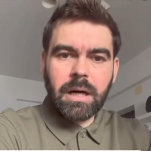 Polițiști din Gorj cercetează un fost candidat la alegerile parlamentare după ce a făcut afirmații insultătoare despre femeile care l-au votat. Potrivit digi24.ro, acesta a spus despre femeile respective că sunt „catele de trei lei”, „feministe imputite”, „zdrente” și „carpe”. El a susținut că a vrut să facă „teste de viralizare pe TikTok” și că aceste video-uri sunt „pamflete”.