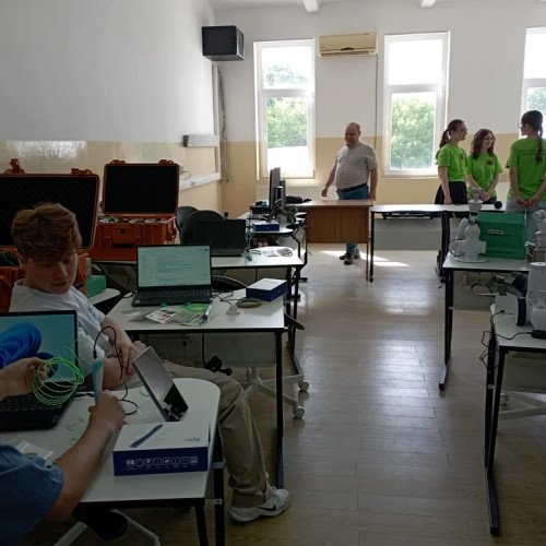 Orașul Dorohoi, un mic oraș din județul Botoșani, cu o populație de circa 22.000 de locuitori, se poate mândri cu unul dintre cele mai performante cluburi de informaticieni din România, potrivit botosaninews.ro. De ani de zile, tinerii din acest oraș demonstrează că performanța în domeniul tehnologiei și informaticii nu ține de mărimea localității sau de centrele universitare mari, ci de pasiune și muncă asiduă.