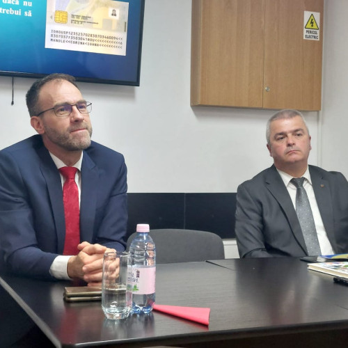 Sibiu devine unul dintre primele județe din România unde se eliberează oficial cartea electronică de identitate, anunță autoritățile locale citează turnulsfatului.ro. Începând cu data de 29 mai, primele cereri pentru emiterea noii documentații au fost deja preluate, iar programările pentru luna iunie s-au epuizat rapid. În cadrul unei conferințe de presă susținute la sediul Direcției Județene de Evidență a Persoanelor Sibiu, oficialii au subliniat beneficiile noii cărți, precum autentificarea online, siguranta crescută și accesul rapid la servicii publice și private.