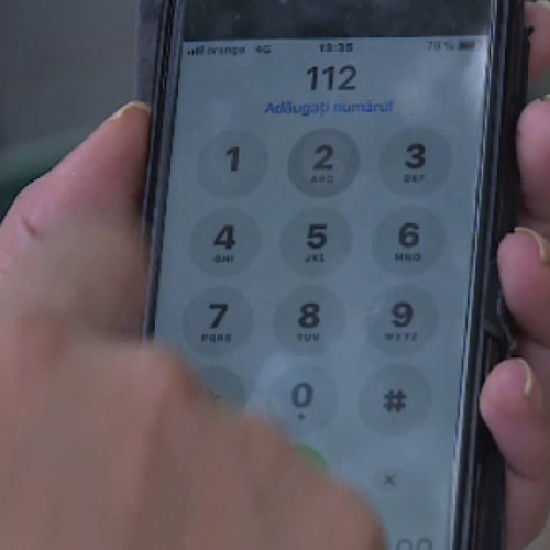 Un adolescent din județul Galați a făcut o glumă care a pus pe jar autoritățile, potrivit site-ului viata-libera.ro. Băiatul de 14 ani, aflat cu prieteni într-o locație, a sunat la numărul de urgență 112 și a pretins că este o femeie în pericol grav, susținând că este soția unui bărbat agresiv și că s-a ascuns într-un dulap din cauza fricii.