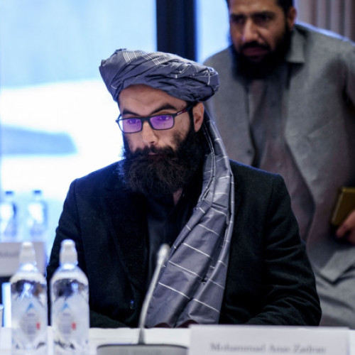 Talibanii participă pentru prima dată la summitul internațional de securitate de la Moscova, după decizia Rusiei de a-i elimina de pe lista organizațiilor teroriste, relatează digi24.ro. Secretarul Consiliului de Securitate al Rusiei, Serghei Soigu, fost ministru al Apărării, a declarat joi că acest pas va deschide calea unor relații de colaborare cu Afganistanul în interesul popoarelor celor două țări. Soigu a afirmat că „acest lucru va facilita stabilirea unor legături de asociere cu Afganistanul,” menționează agenția EFE, citată de Agerpres.