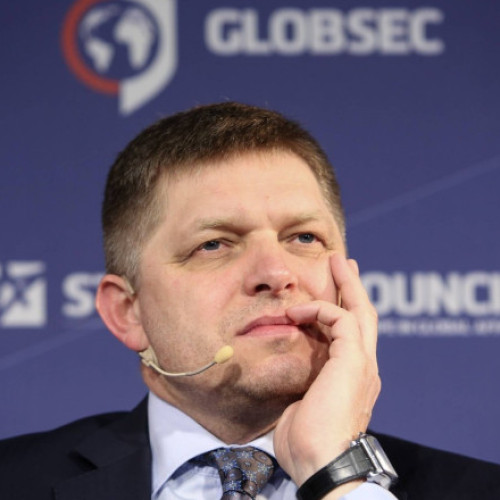 Prim-ministrul slovac Robert Fico analizează posibilitatea organizării alegerilor anticipate în prima parte a anului 2026, potrivit unor surse citate de Digi24.ro. Notează că, din cauza disputelor interne, coaliția parlamentară este tot mai fragilă, iar guvernul se confruntă cu numeroase provocări. Fico încearcă să-și consolideze poziția politică prin diverse inițiative, în timp ce opozitia și protestele antigovernamentale continuă să afecteze stabilitatea guvernului.